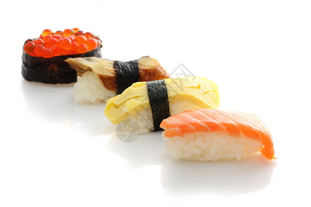 白色背景含鱼子酱和生鱼的寿司卷图片