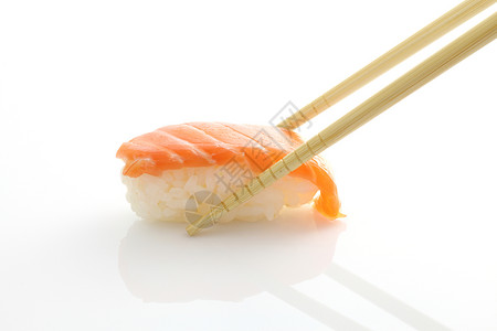 长着筷子的鲑鱼寿司图片
