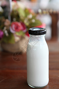 以木本为背景的瓶装牛奶中图片