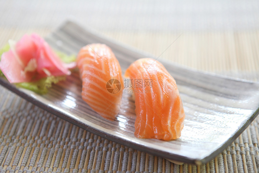 鲑鱼寿司特写镜头图片