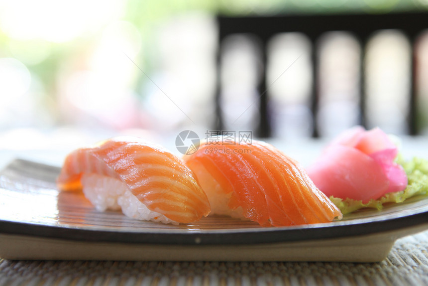 鲑鱼寿司特写镜头图片