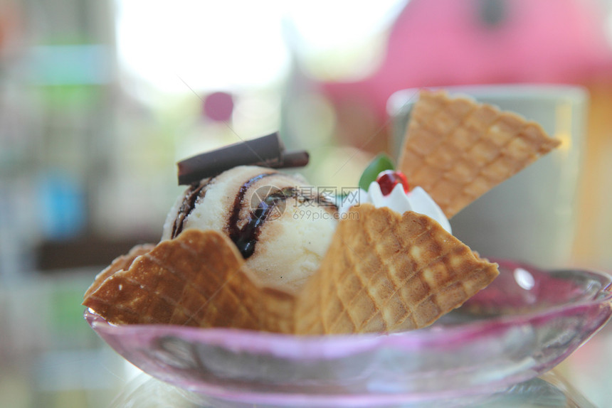 香草冰淇淋和华芙饼图片