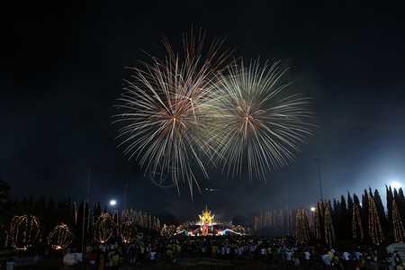 德国圣诞集市在新年节日周纪念放烟花设计图片