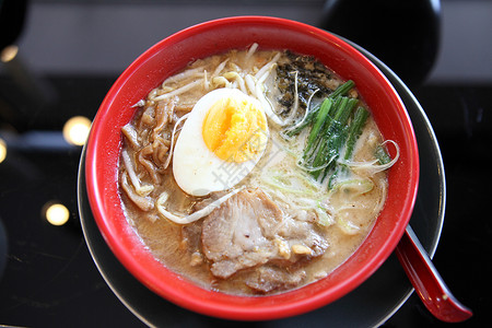 带鸡蛋鸡肉青菜的日式清汤面图片