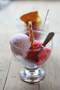 碗中的冰淇淋勺图片