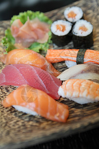 精美的生鱼寿司图片