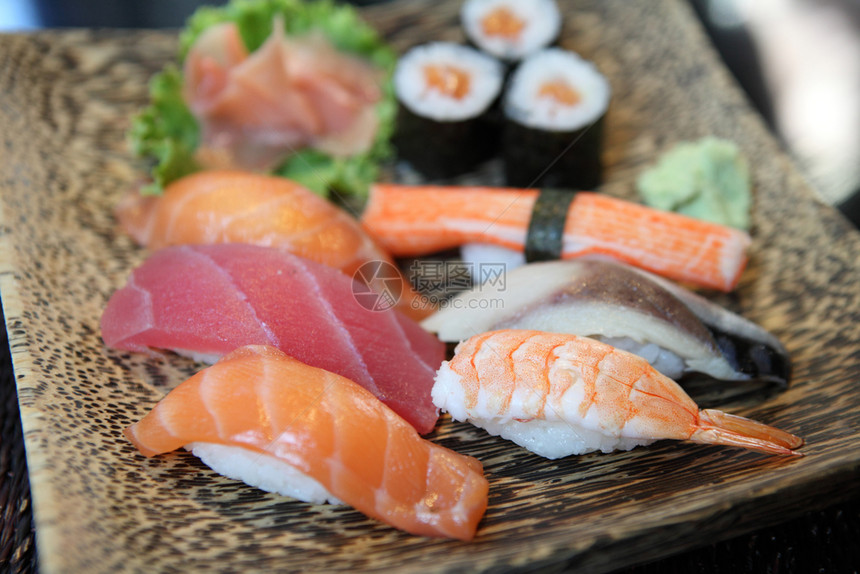 精美的生鱼寿司图片