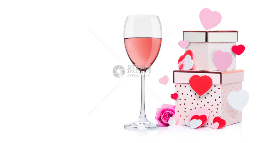 粉红玻璃酒有心和粉礼物盒玫瑰为情人节和白底日有飞心图片