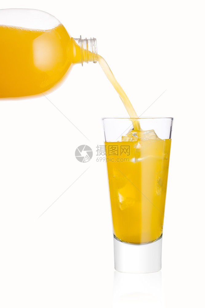 将橙色苏打饮料从瓶装倒到玻璃白底带冰块图片