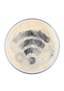 白色背景最上视图带有wif符号形状的玻璃杯啤酒顶部背景图片