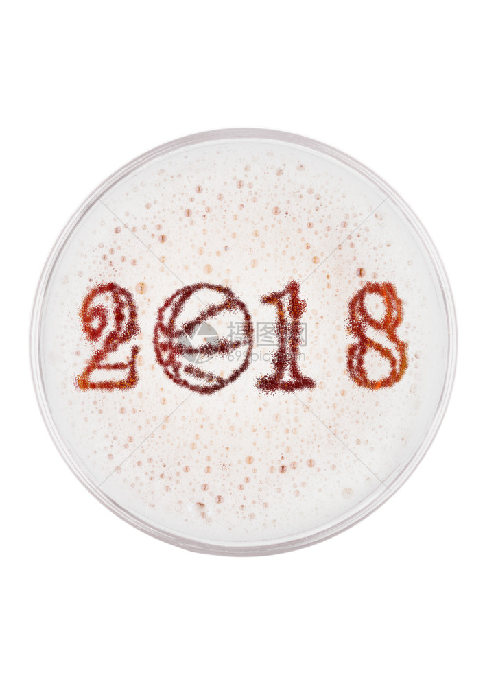 白色背景最上视图带有2018年篮球形状的玻璃红色啤酒杯图片