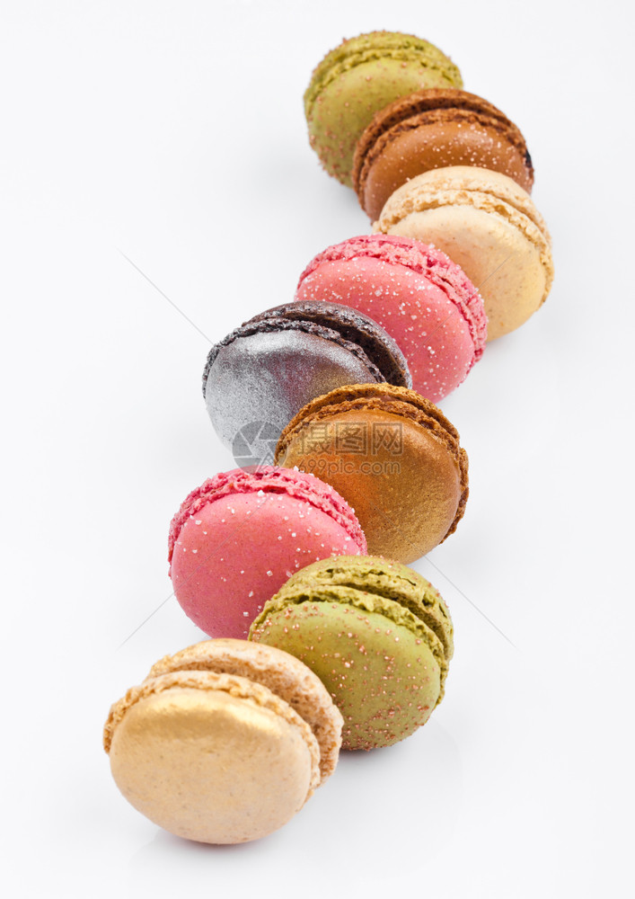 法国奢华多彩的马卡松甜点蛋糕白色背景上面加糖图片