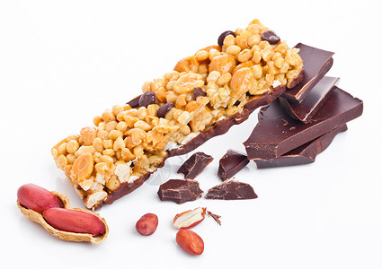 含有白底花生的巧克力蛋白谷物能量棒背景图片