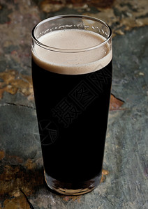 玻璃杯啤酒顶上木制背景白泡沫高清图片