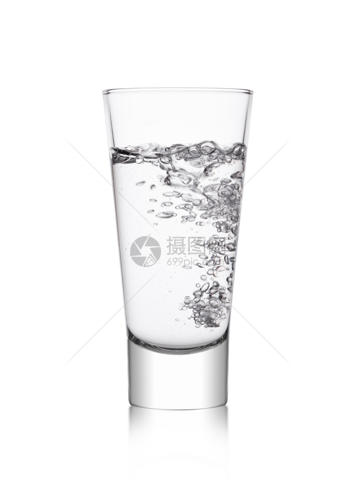 优雅的玻璃有健康的清洁水有白色泡图片