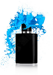 黑色液体香水瓶白色背景上喷漆洒反射和蓝色喷洒图片