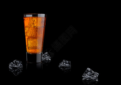 黑色冰块橙能苏打饮料杯黑色底有冰块背景