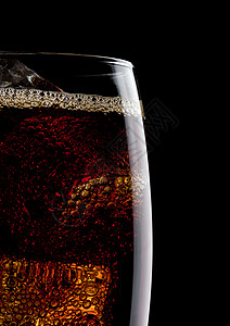 黑色底带冰块的冷可乐苏打饮料带有反光的宏图片