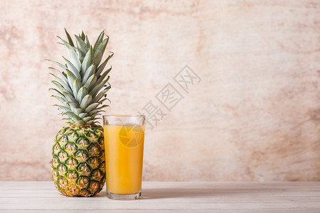 孤立的菠萝玻璃杯新鲜菠萝汁木本底有生果背景