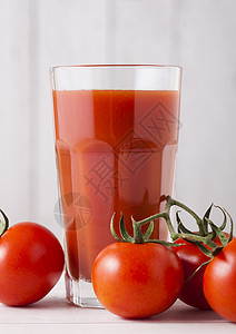 玻璃番茄汁木本上鲜生西红柿背景图片