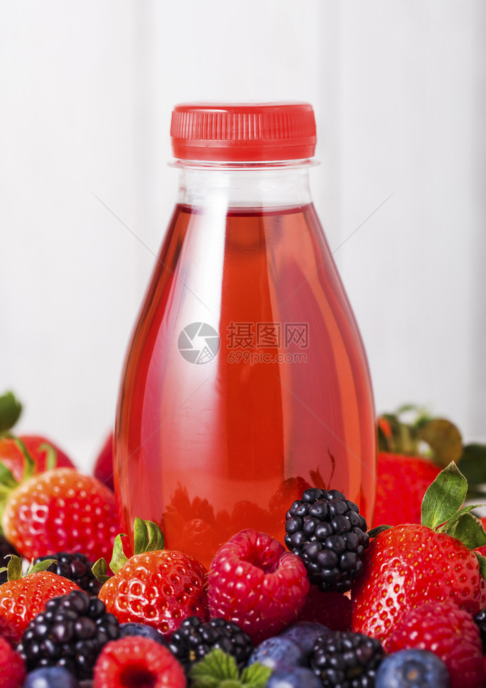 木底本加鲜草莓和的浆果苏打汁饮料图片