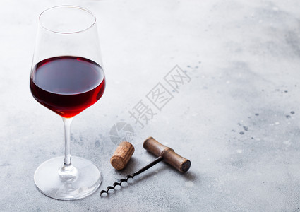 美酒杯厨房桌底有软木和开瓶器的红酒图片