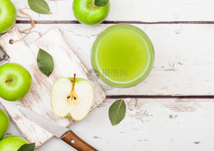 一杯新鲜的有机苹果汁木制背景的铁匠奶和不理的棕榈苹果图片