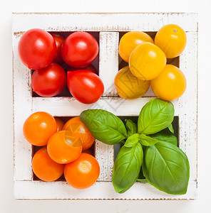番茄藤有机小西红柿在石器厨房背景的木箱中配有烤肉和胡椒背景