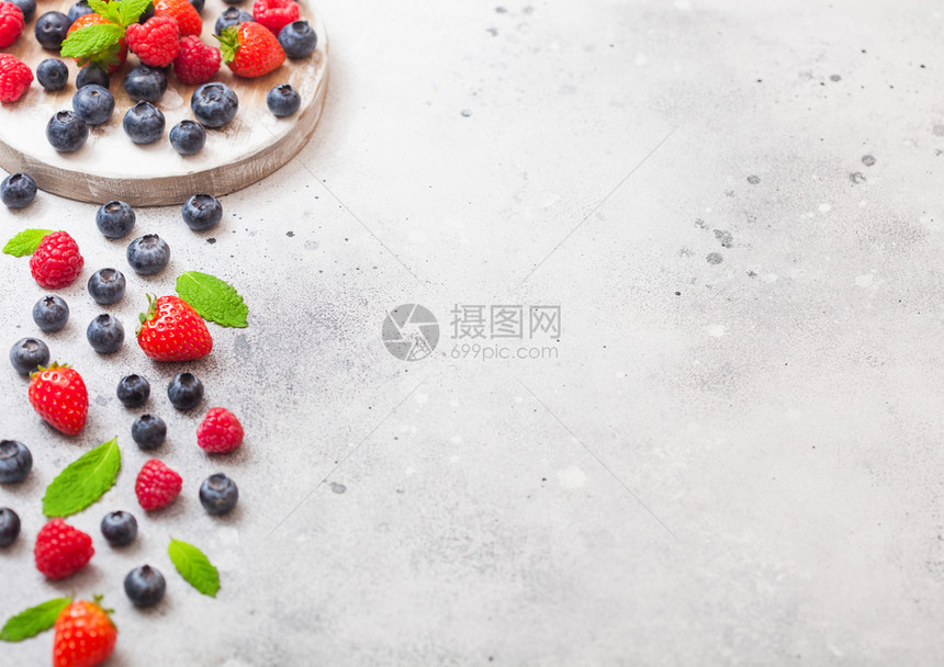 圆年版板背景的新鲜有机果子文本空间草莓蓝和薄片叶图片