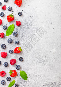 厨房桌背景上的新鲜有机果子文本空间草莓蓝和薄荷叶图片