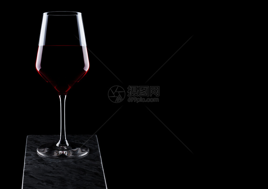 黑底木板上的红酒杯图片