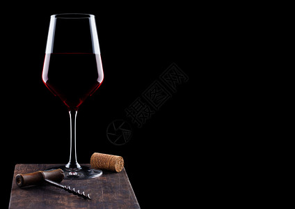 玻璃红葡萄酒黑色的木板上图片