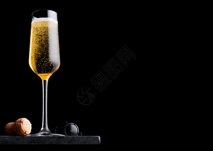 葡萄酒杯和香槟杯图片