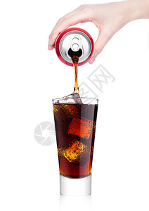 女用手将可乐苏打饮料从铝罐倒到玻璃白底面有冰块图片