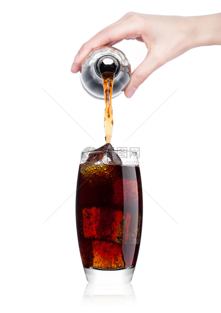女手将可乐苏打饮料从瓶子倒到玻璃白底带冰块图片