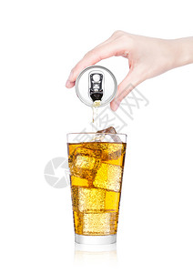 女用手将橙能量苏打饮料从铝罐倒到白底玻璃图片