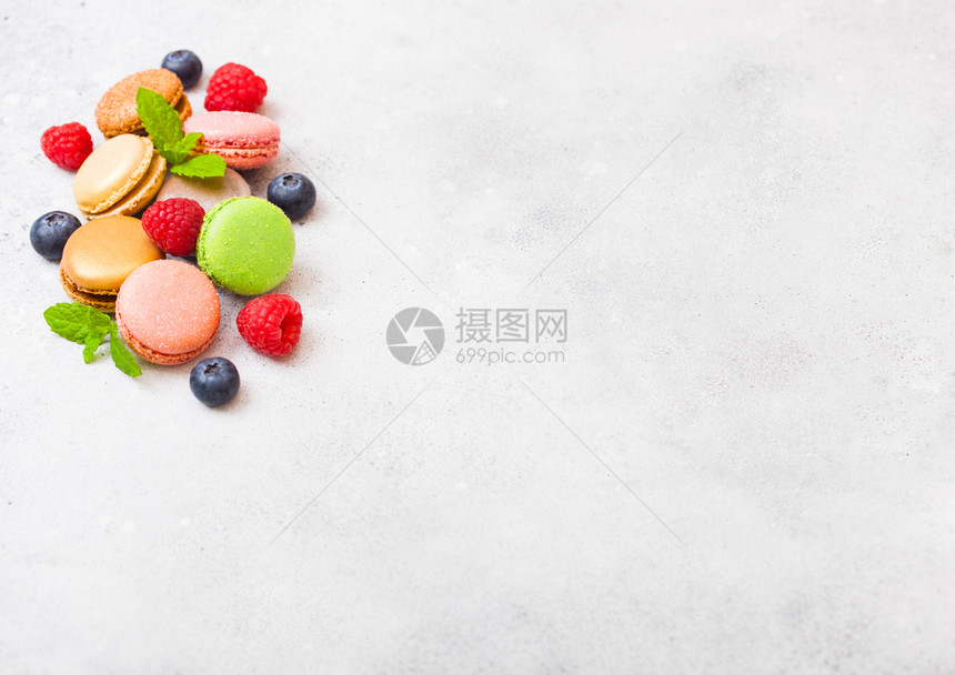 甜点蛋糕马卡龙或有草莓和蓝的马卡龙图片