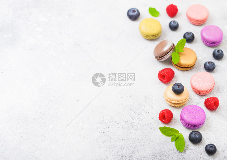 甜点蛋糕马卡龙或有草莓和蓝放在石头厨房桌背景上顶层视图图片