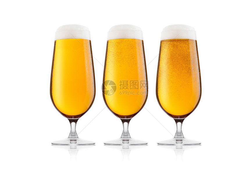 冷优雅的啤酒杯含泡沫和露的啤酒杯在白色背景上隔绝图片