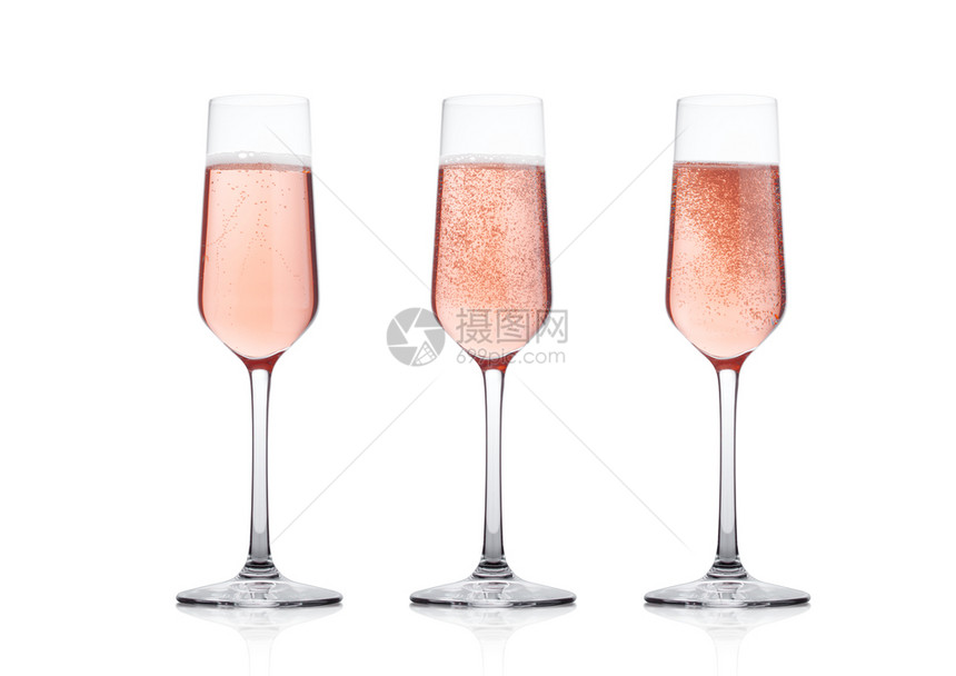 优雅的玫瑰粉红香槟杯白色背景有泡反光图片