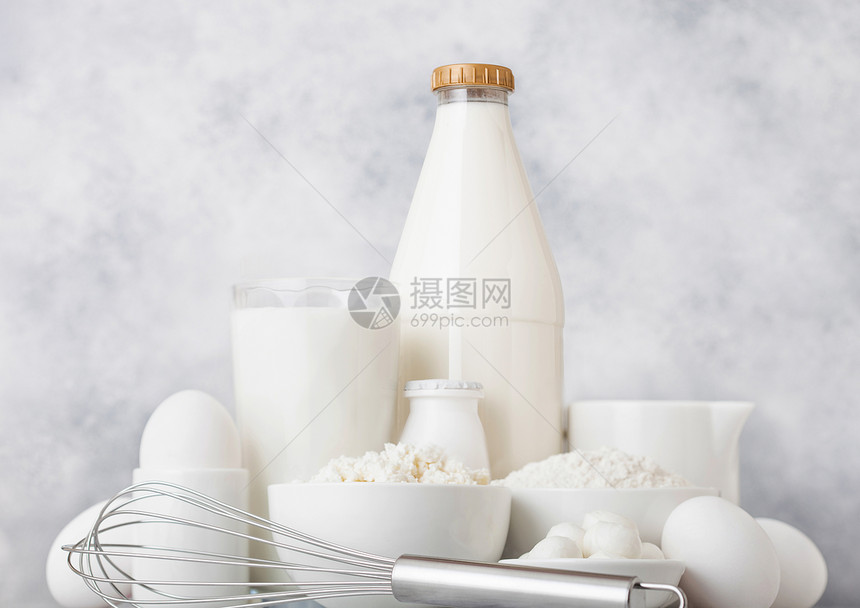 新鲜奶制品和制作工具图片