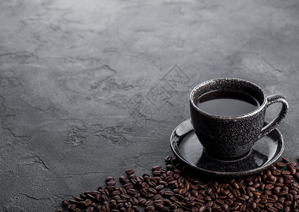 黑咖啡杯和咖啡豆图片