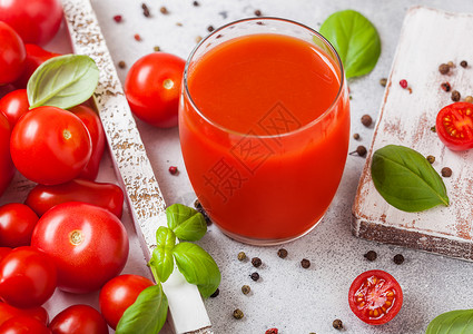 玻璃新鲜有机番茄汁新鲜生西红柿和胡椒图片