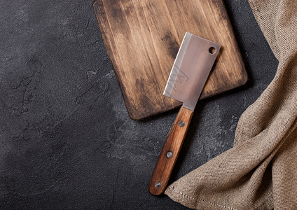 配毛巾和肉斧的老旧木板厨房烹饪概念文字空间图片
