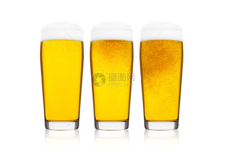 冷优雅的啤酒杯含泡沫和露的啤酒杯在白色背景上隔绝图片