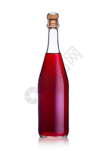 瓶装自制红酒在白色背景和反光的白色背景上图片
