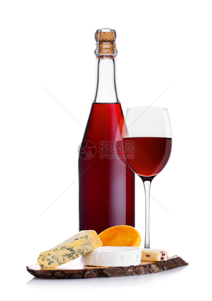 白底带奶酪选择和玻璃的自制红酒瓶装图片