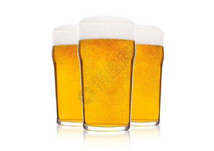 冷优雅的啤酒杯含泡沫和露的啤酒杯在白色背景上隔绝背景图片