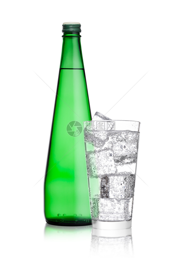 瓶装玻璃有健康的闪光水柠檬白面有冰块图片