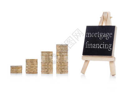 带有白底硬币的黑板上抵押贷款融资计划概念案文图片